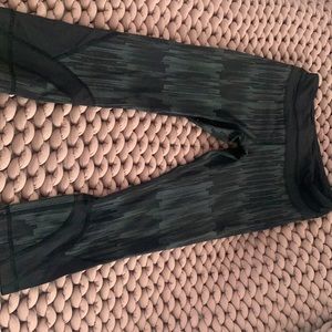 LULULEMON SIZE 6 CROP MESH